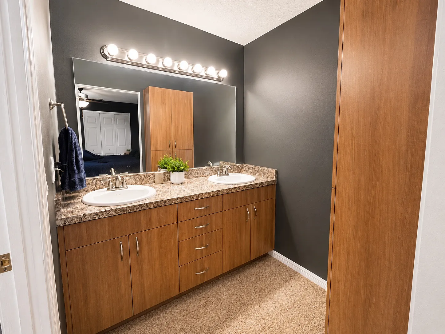 2 bed, 1032 sqft, $1,900 — Photo 4