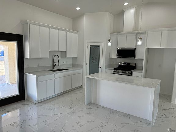 4th image of 3915 E Santa Sophia St