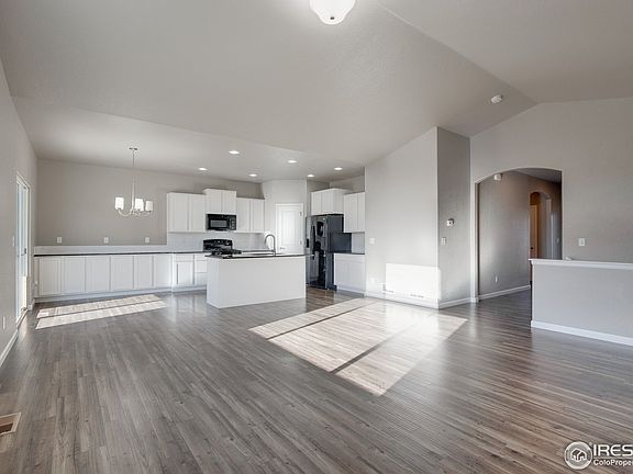 5th image of 875 Pioneer Dr