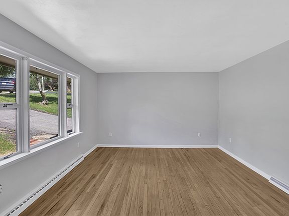 4th image of 901 Skyline Dr