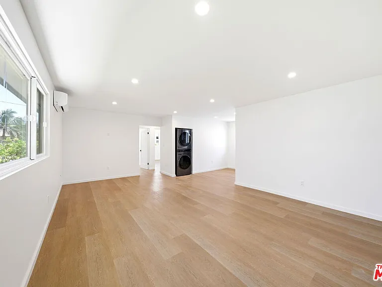 333 6th Ave #D — Photo 3