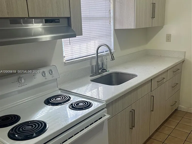 2255 W 55th St #2 — Photo 2
