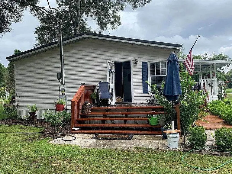 153 SW Bessie Gln — Photo 1