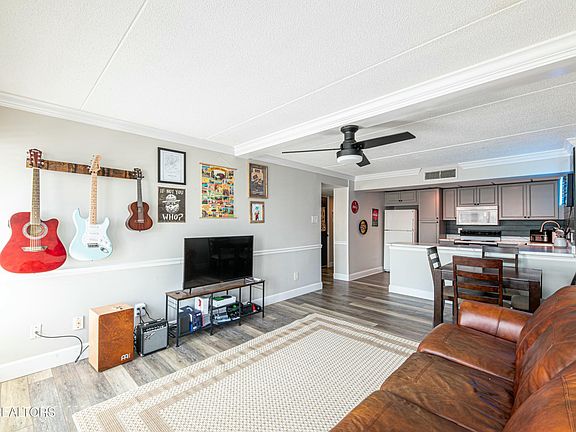 2nd image of 2749 Sullins St