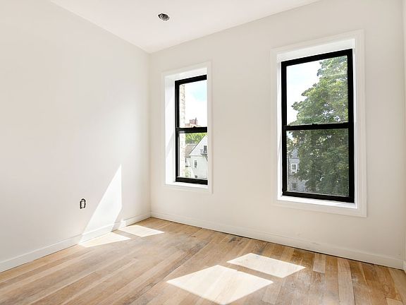 4th image of 505 McDonald Ave
