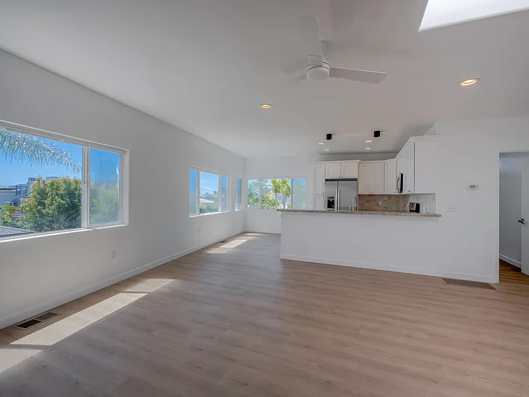 5752 La Jolla Blvd — Photo 2