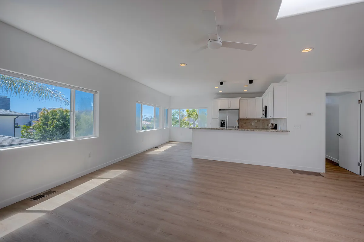 Building Photo - 5752 La Jolla Blvd