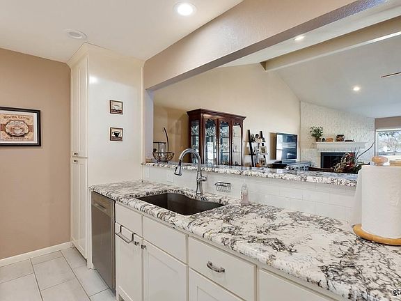 5th image of 158 S Bay Dr