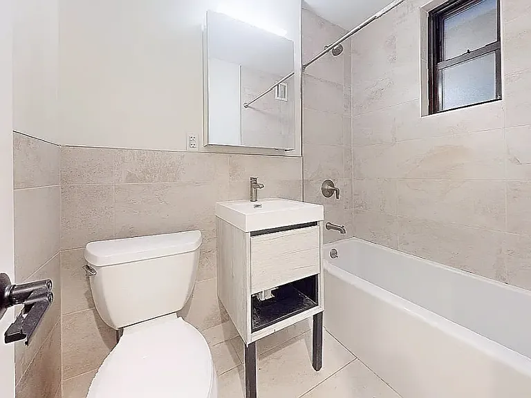 220 E 26th St #2N — Photo 3
