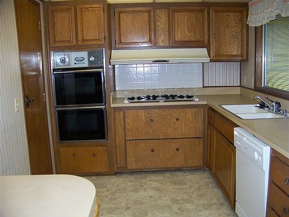 4th image of 30 Leisureville Cir