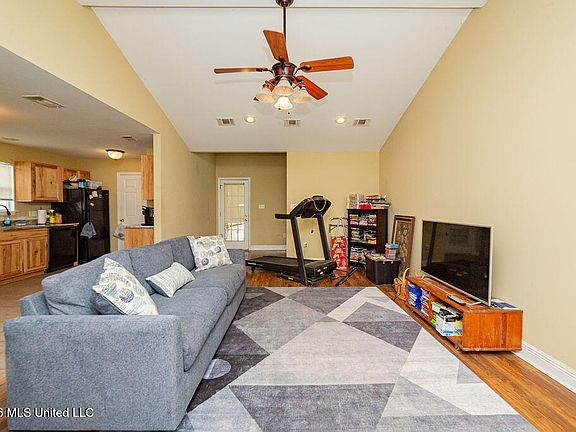5th image of 218 Dogwood St