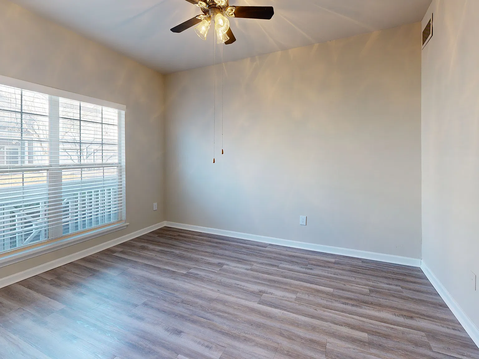 1 bed, 1.5 bath, 845 sqft, $1,565 — Photo 4