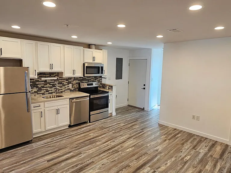 1218 Meigs Pl NE — Photo 2