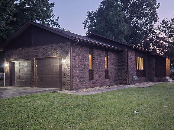4th image of 806 E Springfield Street