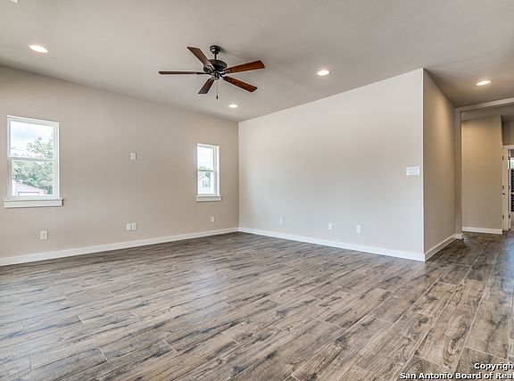 3rd image of 981 Paradise Dr
