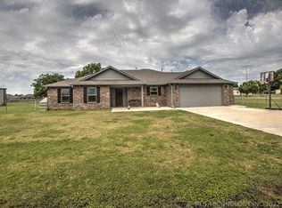 1117 S Sequoyah Dr, Oologah, OK 74053