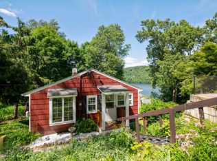 27 Locust Ln, Sandy Hook, CT 06482