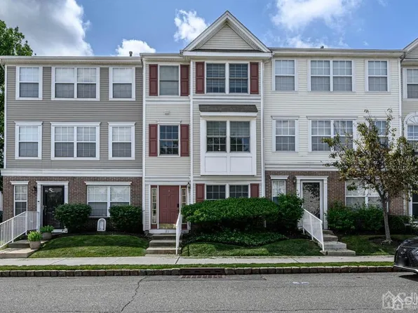 21 Woodlake Dr, Parlin, NJ 08859