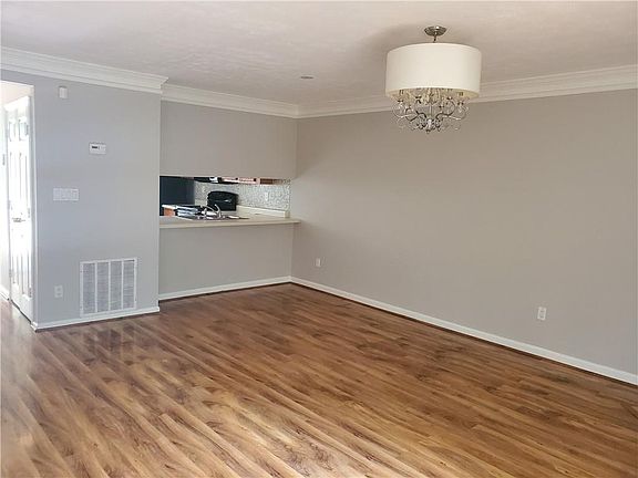 4th image of 3825 Meadow Creek Dr