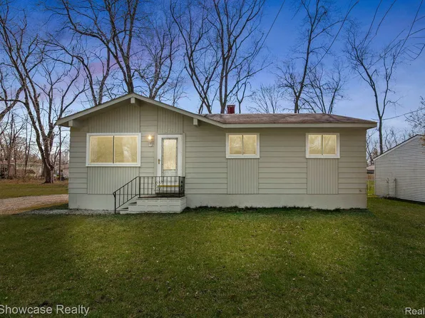 6729 Meadowfield St, West Bloomfield, MI 48324