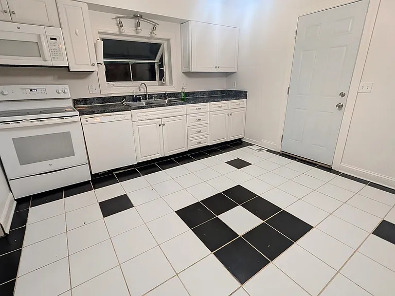 737 Ray St — Photo 2