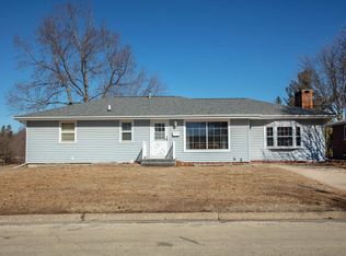 103 Crestwood Ave, Waverly, IA 50677