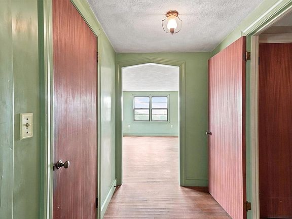 3rd image of 21 N Shore Ave