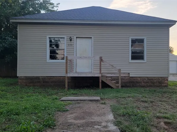 228 S 2nd St, Waukomis, OK 73773