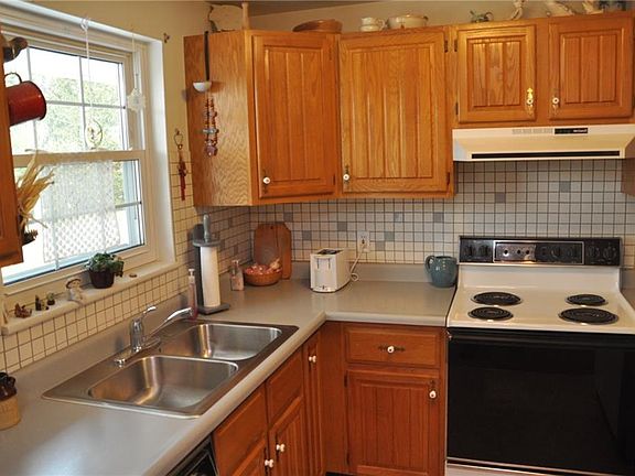 4th image of 589 Douglas Way