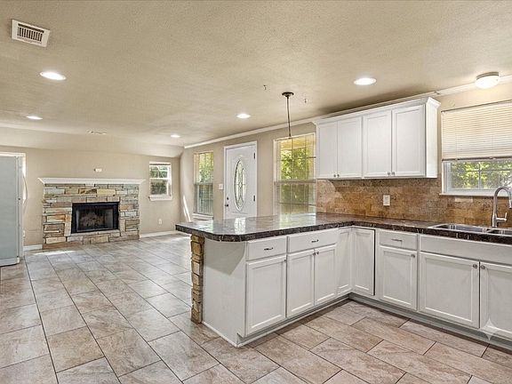 3rd image of 405 Granbury Ct