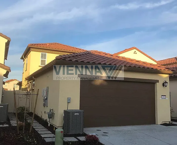 1052 Essington Ln — Photo 3