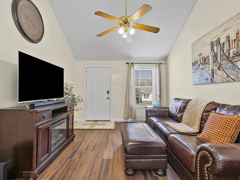 116 Monarch Ln — Photo 6