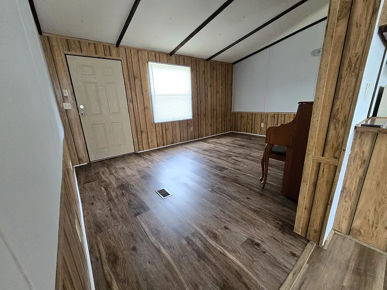 308 W Chapman Rd — Photo 10