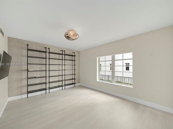 3rd image of 435 21st St #103