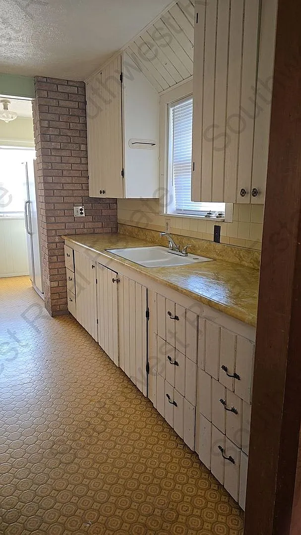 Spacious 2 bedroom 1 bath with large garage. — Photo 2