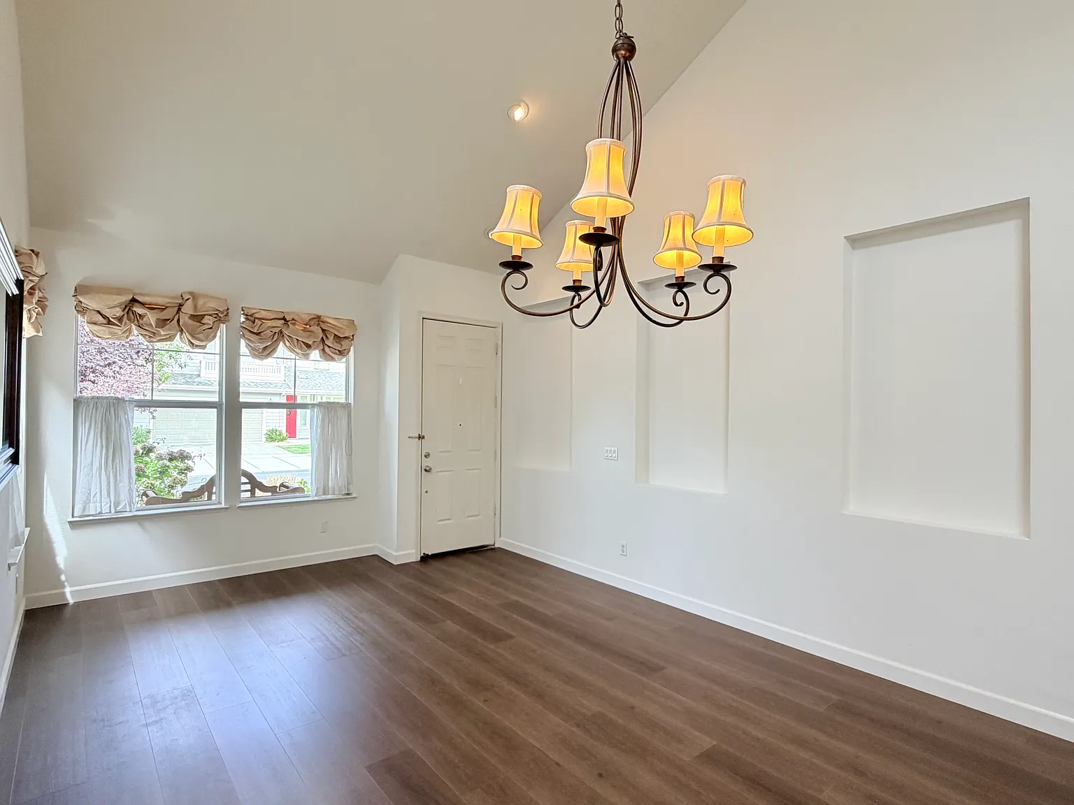 4 bed, 2.5 bath, 2080 sqft, $7,500 — Photo 4