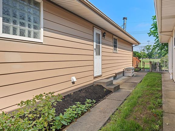 5th image of 4032 Anthony Ct N