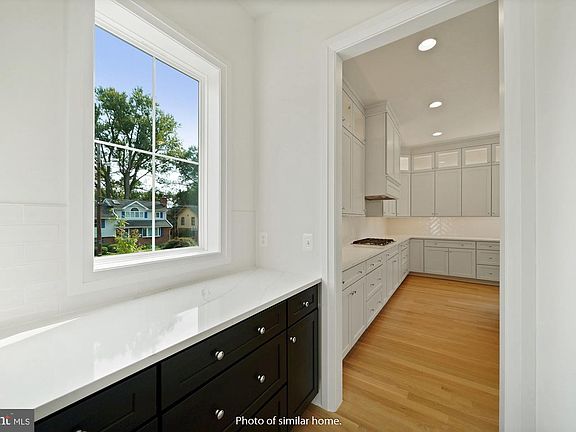 4th image of 10311 Parkwood Dr
