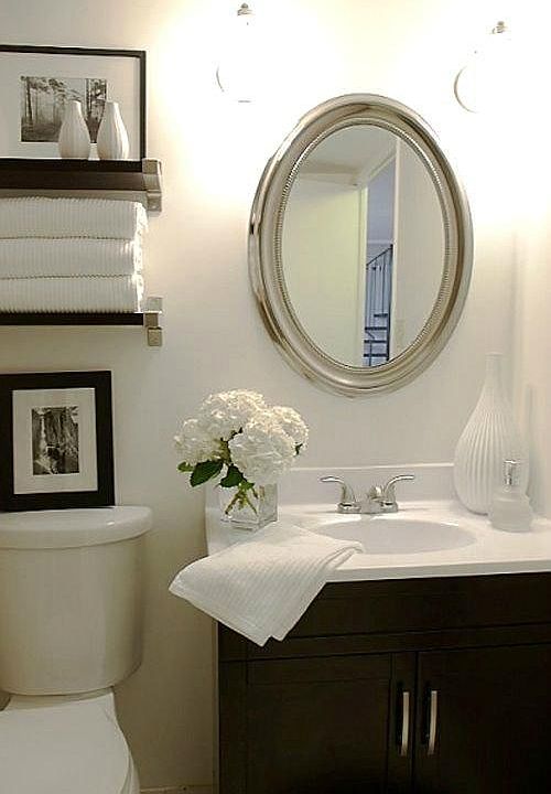 Middle bath has shower/tub combo