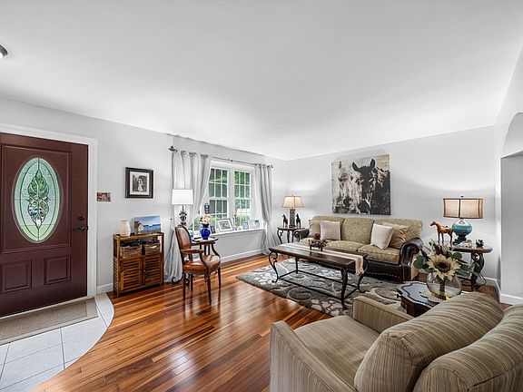 4th image of 67 Somers Ave