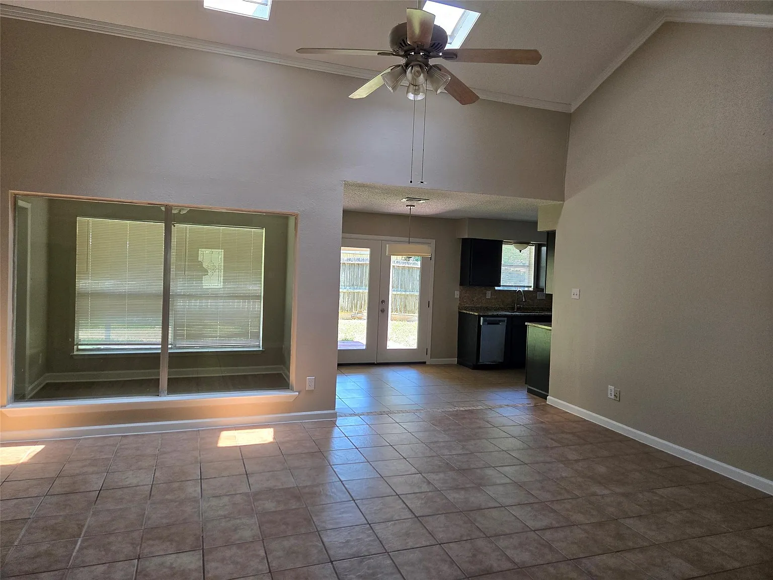4 bed, 2.0 bath, $2,000 — Photo 2