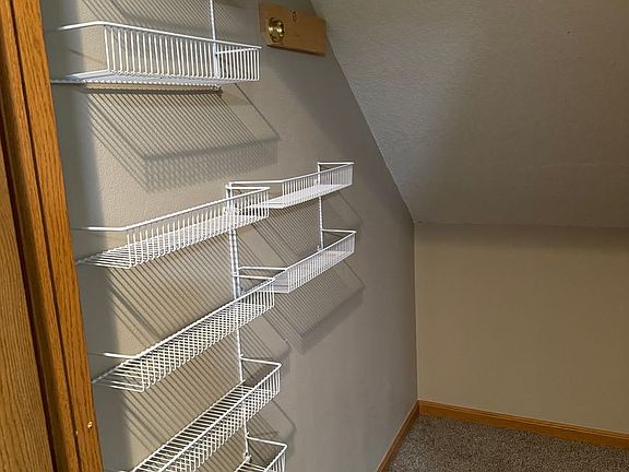 2nd image of 405 Hillside Ct #420-6