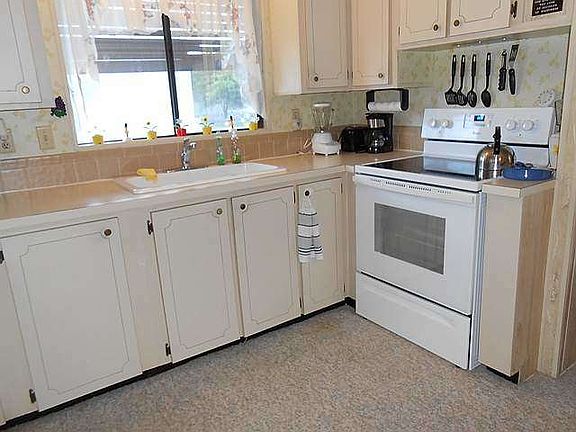 3rd image of 30 Lake Griffin Dr