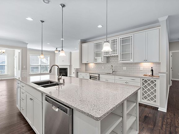 3rd image of 216 Kalmia Dr