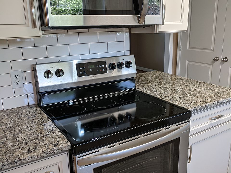 Stove and microwave have been recently updated