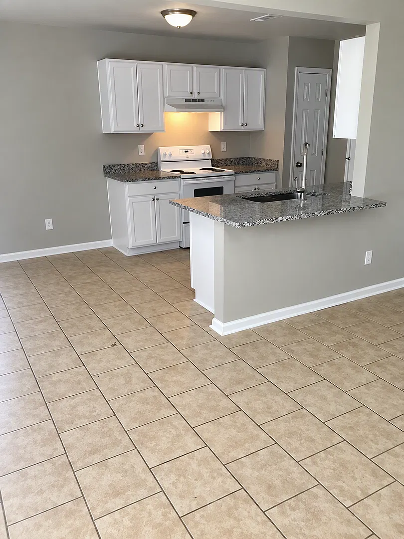 3 Bedroom End Unit Townhome! — Photo 4