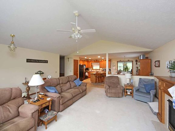 5th image of 875 Fairway Dr