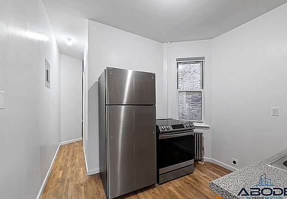 4th image of 423 Throop Ave #4L