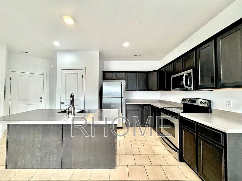 Building Photo - 10384 S Clarks Hill Dr #107