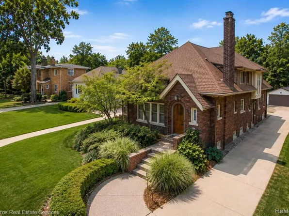 637 Washington Rd, Grosse Pointe, MI 48230